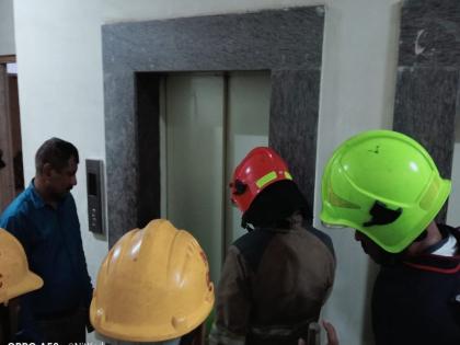 Safe rescue of nine women trapped in lift; Incident in Balkoom, Thane | लिफ्टमध्ये अडकलेल्या नऊ महिलांची सुखरूप सुटका