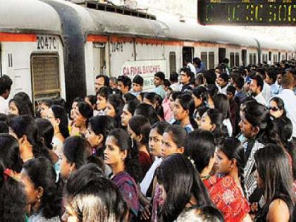 Infiltration of second class women into first class coaches | प्रथम श्रेणीच्या डब्यात सेकंड क्लासच्या महिलांची घुसखोरी