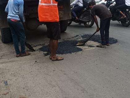 Potholes on Majivada Kapurbavadi Patlipada bridges were filled | माजिवडा, कापुरबावडी, पातलीपाडा पुलांवरील खड्डे भरले