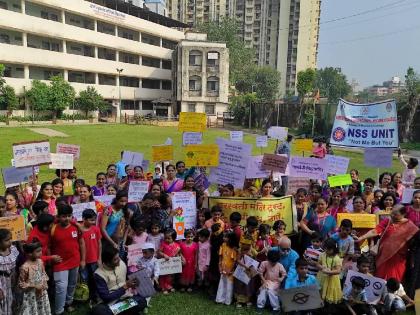 Children gave a message to Thanekar that reading books is more fun than beatings | फटाक्यांपेक्षा पुस्तक वाचनाचा आनंद मोठा, चिमुकल्यांनी दिला ठाणेकरांना संदेश