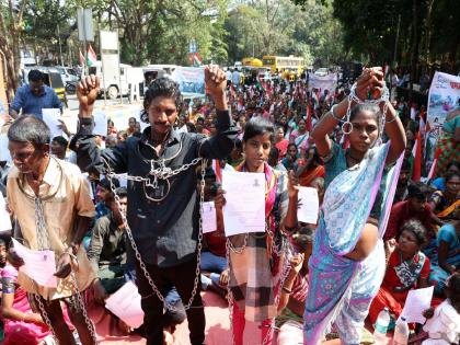 There is no rehabilitation, it will not go until Aggressive attitude of labor organization, agitation outside collector office | पुर्नवसन होत नाही, तोपर्यंत जाणार नाही; श्रमजीवी संघटनेचा आक्रमक पवित्रा, जिल्हाधिकारी कार्यालयाबाहेर आंदोलन 