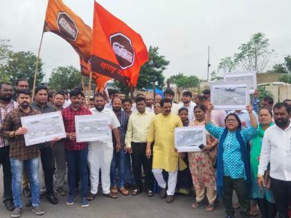 MNS protests against stones on Majiwada to Vadape National Highway | माजीवाडा ते वडपे राष्ट्रिय मार्गावरील खड्यांविरोधात मनसेचे निदर्शनं