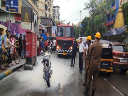 a running bike caught fire in thane both survived the fire has been brought under control informed by fire brigade | ठाण्यात धावत्या दुचाकीने घेतला पेट; दोघे बचावले