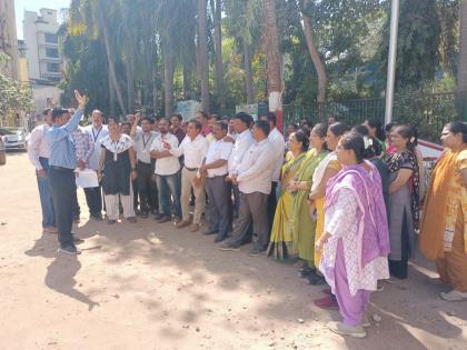 Employees protest against the injustice of District Clerk salary error | Thane: जि प.लिपिक कर्मचारी वेतन त्रुटीच्या अन्याय विरोधात कर्मचाऱ्यांचे आंदोलन