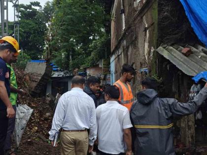 Railway security wall collapsed in Thane; Elderly pedestrian injured | ठाण्यात रेल्वेची सुरक्षा भिंत पडली; वयोवृध्द पादचारी जखमी