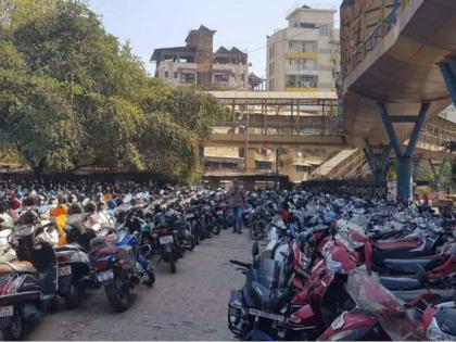 KDMC, Ulhasnagar, walk around for parking! Cars parked on the road | केडीएमसी, उल्हासनगरला पार्किंगसाठी फिरा दारोदार! रस्त्यावरच गाड्या उभ्या