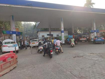 impact of petrol dealers strike in thane | पेट्रोल डीलर्सच्या संपाचा ठाण्यात परिणाम; मध्यवर्ती ठिकाणचे दोन पेट्रोल पंप सकाळीच बंद 