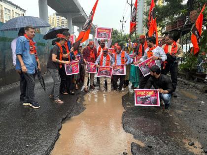 Why are you singing the song of development, all Thanes have turned into pothole; MNS protest against Ghodbunder roads | कशाला गाता विकासाचे गाणे, खड्यात गेले सगळेच ठाणे; घोडबंदरवरील रस्त्यांच्या विरोधात मनसेचे आंदोलन