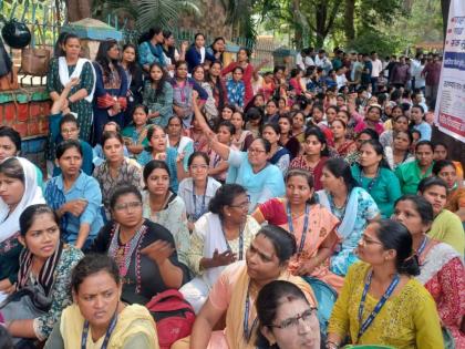 Covid ward employees protest at Thane municipality office about Diwali Bonus | सानुग्रह अनुदानाच्या मागणीसाठी कोविड कर्मचाऱ्यांची ठाणे पालिकेवर धडक