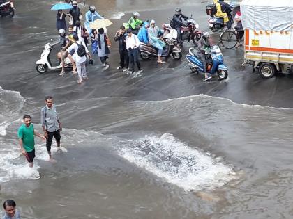 due to rain in thane water accumulated in places and traffic jam in some places | ठाण्यात पावसामुळे ठिकठिकाणी साचले पाणी.. तर काही ठिकाणी वाहतूक कोंडी.. 