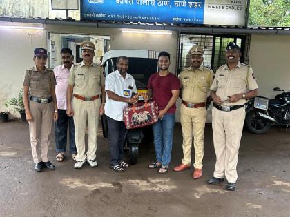 The laptop and bag of important documents left behind in the rickshaw were returned to the passenger by the police | रिक्षात विसरलेली लॅपटॉप आणि महत्वाची कागदपत्राची बॅग पोलिसांनी प्रवाशाला केली परत