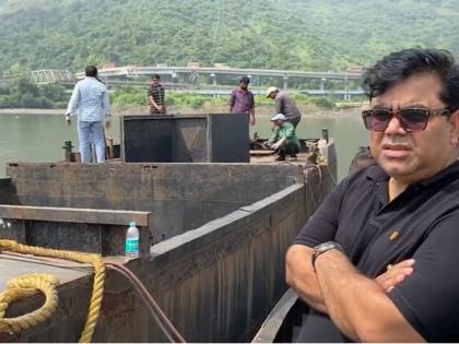 by smashing the illegal boat that used to lift sand into the bay revenue department raids in mumbra bay | वाळू उपसा करणाऱ्या अवैध बोट खाडीतच टाकली तोडून; मुंब्रा खाडीत महसूल विभागाची धडक माेहीम