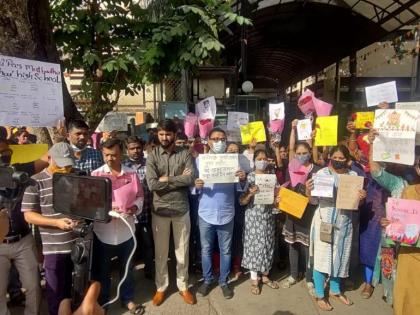 parents sit outside vasant vihar school against fee hike thane maha aarti of ganaraya at the gate under the leadership of mns | ठाणे: तुघलकी फी वाढीविरोधात वसंत विहार शाळेबाहेर पालकांचा ठिय्या; मनविसेच्या नेतृत्वाखाली गेटवर गणरायाची महाआरती 