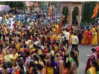 In Thane, women of Shiv Sena and Shinde faction face off against each other, loud sloganeering at Tembi Naka | ठाण्यात शिवसेना आणि शिंदे गटाच्या महिला आमने-सामने टेंभी नाक्यावर जोरदार घोषणाबाजी