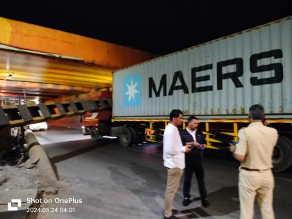 Container hits height gate; Traffic stopped in Thane for three hours | कंटेनरची हाईट गेटला धडक; ठाण्यात तीन तास वाहतूक बंद