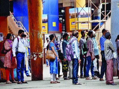 CoronaVirus Long queues in front of train ticket counter social distancing not maintained | CoronaVirus News: ठाणे रेल्वे तिकीट घरांसमोर लांबच लांब रांगा; सोशल डिस्टन्सिंगचा उडाला फज्जा