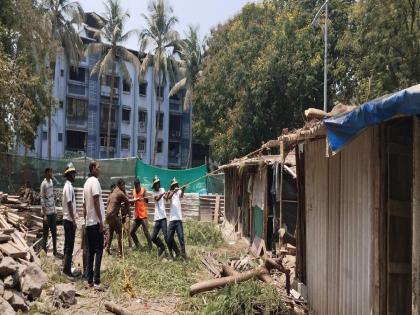 Four injured in falling tree in Thane Kharton Road area | ठाण्यात झाड पडून चौघे जखमी; मायलेकींचा समावेश, खारटन रोड भागातील घटना