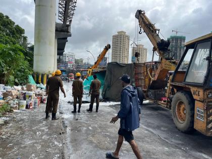 26 tonne paint truck overturned near Patlipada bridge in Thane causing traffic jam | ठाण्यात पातलीपाडा ब्रीजजवळ २६ टन पेंटचा ट्रक उलटल्याने वाहतूक कोंडी