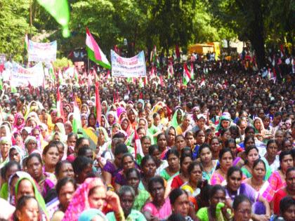 Shramjeevi's protest march against the demolition of houses | घरे तोडल्याच्या निषेधार्थ श्रमजीवीचा मोर्चा, जिल्हाधिकारी कार्यालयावर दिली धडक