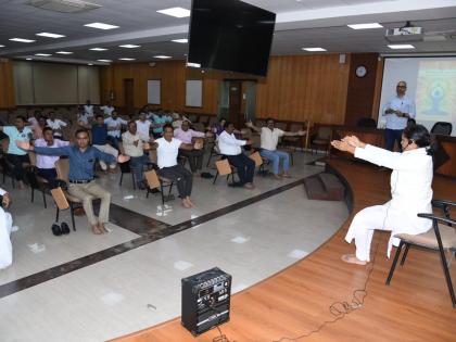 years of yoga on the occasion of international yoga day at the collectorate | जिल्हाधिकारी कार्यालयात आंतरराष्ट्रीय योग दिनानिमित्त योग वर्षे 