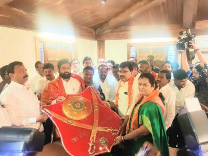 Thane Zilla Parishad members have publicly joined Balasaheb's Shiv Sena in the presence of the Chief Minister  | मुख्यमंत्र्यांच्या उपस्थितीत ठाणे जिल्हा परिषद सदस्यांचा बाळासाहेबांच्या शिवसेनेत जाहीर प्रवेश 