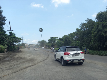 Citizens disturb by potholes and dust on Anjurphata Chinchoti highway in Bhiwandi | भिवंडीतील अंजुरफाटा चिंचोटी महामार्गावरील खड्डे व धुळीने नागरिक हैराण