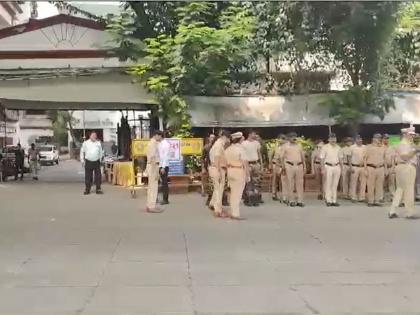 In the wake of the Maratha agitation, the police, on alert, stepped up security in front of eknath Shinde's residence | मराठा आंदोलनाच्या पार्श्वभूमीवर पोलीस सतर्क, एकनाथ शिंदेंच्या निवासस्थानासमोरील बंदोबस्त वाढवला