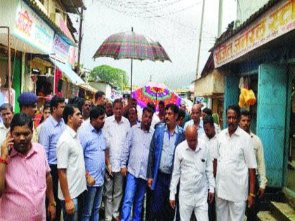 The Gram Panchayat should send the proposal after checking the status of flood plated gold bowl | पूरग्रस्त सोन्याच्या वाडीतील स्थितीची पाहणी, ग्रामपंचायतीने योग्य जागा पाहून प्रस्ताव पाठवावा