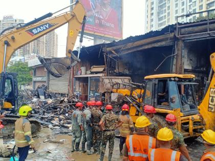 Plywood and cake shop fire in Thane causes loss of lakhs | ठाण्यात प्लायवूड आणि केकच्या दुकानाच्या आगीमध्ये लाखोंचे नुकसान 