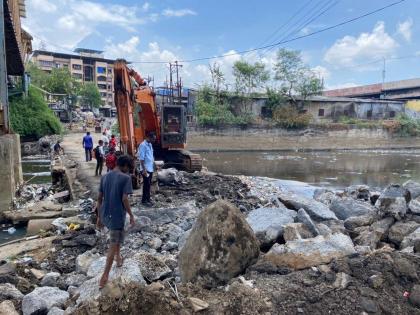 Work on Valdhuni river bridge at Ulhasnagar station stalled, construction department in dispute | उल्हासनगर स्टेशनकडील वालधुनी नदीच्या पुलाचे काम रखडले, बांधकाम विभाग वादात