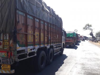  Traffic jam for one and a half hours on the highway | महामार्गावर तब्बल दीड तास वाहतूक ठप्प