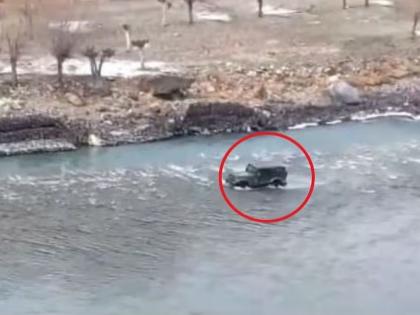 Video: Traffic jam on Lahaul-Manali road! Mahindra Thar driver became smart; SUV directly into the river, Police Chalaned | Video: लाहौल-मनाली रोडवर हे ट्रॅफिक जाम! Mahindra Thar चालकाने शक्कल लढवली; थेट नदीतच उतरवली