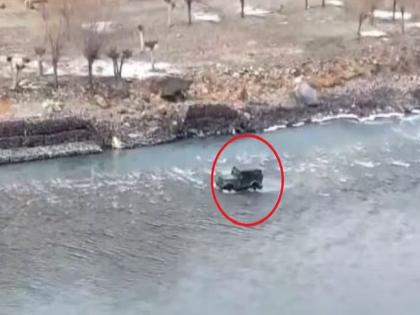 Himachal Pradesh Spiti Valley Video: To escape from the traffic jam, the tourist drove car through the river | Video: वाहतूक कोंडीपासून वाचण्यासाठी पर्यटकाने चक्क नदीतून चालवली Thar...