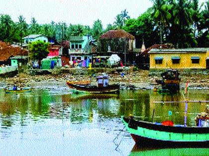 Migration of citizens from Murud beach villages to shelter sheds | मुरूड समुद्रकिनाऱ्यावरील गावांमधील नागरिकांचे निवारा शेडमध्ये स्थलांतर