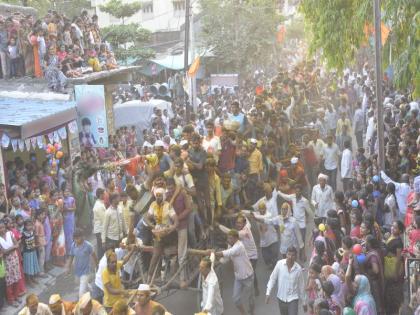 The Baragadya, which has been extracted | जळगावात पावणे दोनशे वर्षांची परंपरा कायम, हळदीचा भंडारा उधळत ओढल्या बारागाड्या