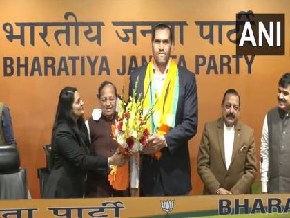 the great khali aka dalip singh rana join bjp for the punjab assembly election 2022 actress mahi gill joined earlier | Punjab Election 2022: WWE च्या रिंगणातून आता राजकारणात; ग्रेट खलीचा भाजपमध्ये प्रवेश