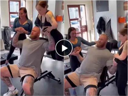 VIDEO : The mountain picks 2 volunteer ladies as weight in shoulder | बाबो! दोन हातात दोन तरूणींना उचलून केली एक्सरसाईज, व्हिडीओ पाहून लोकांची बोलती बंद!