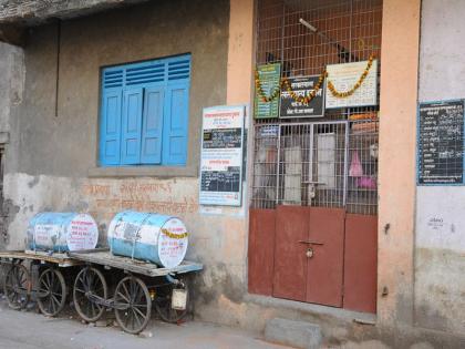 The ration shops are closed even when the grain is left | धान्य शिल्लक असतानाही जळगाव शहरातील रेशन दुकाने राहताहेत बंद