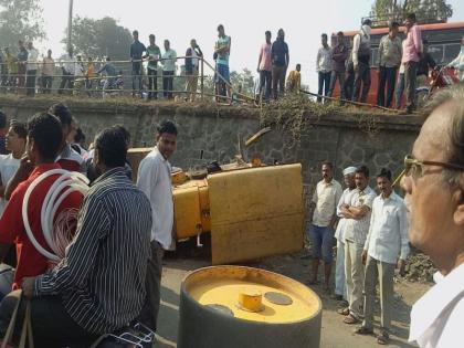 The roadroller collapsed from the bridge in Chalisgaon | चाळीसगाव येथे पुलावरुन रोडरोलर कोसळला, अवजड चाके निघळून अस्ताव्यस्त