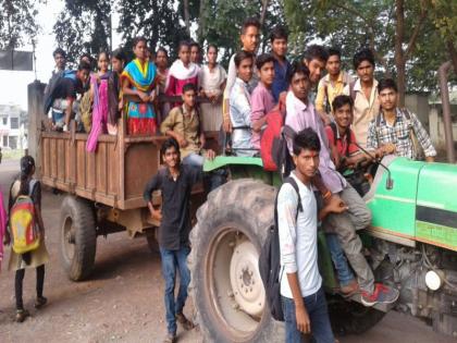 The student's tractor travels due to the failure of the bus | बस न आल्याने विद्याथ्र्याचा ट्रॅक्टरने प्रवास