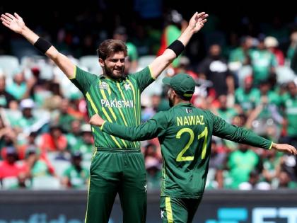 The video of Pakistan's fast pacer Shaheen Afridi saying Hum unfit nahi hai hame nazar lag gayi hai is going viral  | VIDEO: "आम्ही अनफिट नाही आम्हाला नजर लागले", पाकिस्तानच्या शाहिन आफ्रिदीचे हास्यास्पद विधान