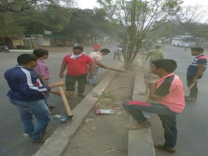 The youth who came to the dust-free Chalisgaon | ‘धुळमुक्त चाळीसगाव’ अभियानासाठी सरसावले युवक