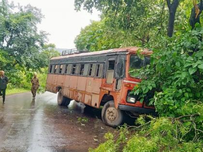 Driver loses control ST bus hits tree near Janugadewadi Satara, 30 people including students injured | Satara: चालकाचा ताबा सुटून जानुगडेवाडीनजीक एसटी बसची झाडाला धडक, विद्यार्थ्यांसह ३० जण जखमी Driver loses control ST bus hits tree near Janugadewadi Satara, 30 people including students injured | Satara: चालकाचा ताबा सुटून जानुगडेवाडीनजीक एसटी बसची झाडाला धडक, विद्यार्थ्यांसह ३० जण जखमी