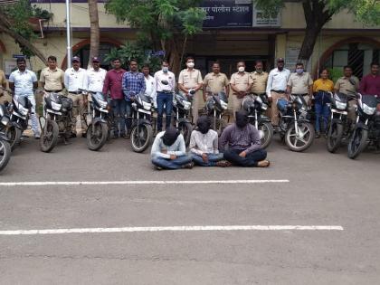 Indapur police arrested 9 accused including three minors with 20 stolen two-wheelers | इंदापूर पोलिसांनी चोरीच्या २० दुचाकींसह ९ आरोपी केले जेरबंद; तीन अल्पवयीनांचा समावेश 