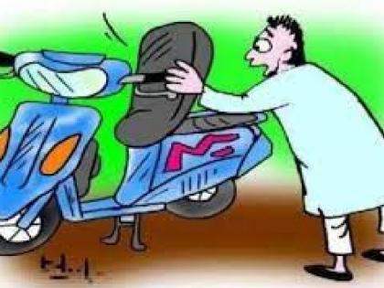 Two and a half lakh rupees were stolen from the trunk of a two wheeler under surveillance in kolhapur | Kolhapur: पाळत ठेवून दुचाकीच्या डिक्कीतून अडीच लाख लंपास, चोरटे सीसीटीव्ही कॅमेऱ्यात कैद