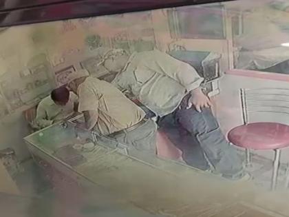 muzaffarpur fake police officer steals gold worth over 2 lakh from jewellery shop caught on cctv | "मॅडम येत आहेत, त्यांना..."; पोलीस असल्याचं सांगून दुकानात घुसले अन् २ लाखांचे दागिने चोरले muzaffarpur fake police officer steals gold worth over 2 lakh from jewellery shop caught on cctv | "मॅडम येत आहेत, त्यांना..."; पोलीस असल्याचं सांगून दुकानात घुसले अन् २ लाखांचे दागिने चोरले