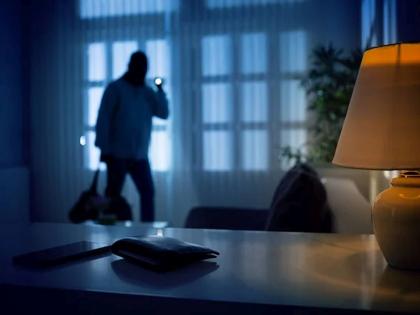 मॉडेलच्या घरातून चाेरट्यांनी साेनसाखळी लांबवली; दोन मैत्रिणी अन् मोलकरणीवर संशय - Marathi News | Thieves stole a gold chain from a model Nikita Singh's house | Latest News at Lokmat.com मॉडेलच्या घरातून चाेरट्यांनी साेनसाखळी लांबवली; दोन मैत्रिणी अन् मोलकरणीवर संशय - Marathi News | Thieves stole a gold chain from a model Nikita Singh's house | Latest News at Lokmat.com