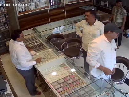 after engaged the shopkeeper in talking the expensive gold ornament was looted | सराफा दुकानात चोरट्यांची हातचलाखी; सोन्याचा महागडा दागिना खिशात टाकून झाले पसार