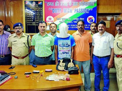 Four thieves arrested while snatching mobile and purse of passenger | रेल्वे प्रवाशांचे मोबाईल, पर्स पळविणाऱ्या चौघांना अटक