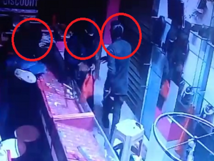 Video: Thieves got bolder in Nanded, robbery in five shops in the central area | Video: नांदेडमध्ये चोरट्यांचे धाडस वाढले, मध्यवस्तीतील पाच दुकाने फोडली